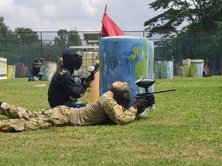 paintball singapore - red dynasty paintball park - crouching down playing paintball
