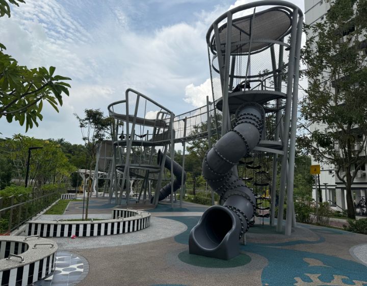 tampines eco green - playground - slides - climbing nets - netted ropes - netted bridges